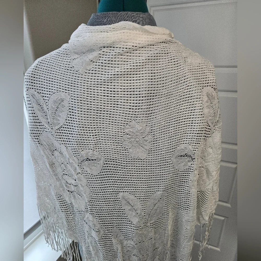 BOHO WHITE CROCHET STYLE TRIANGLE SHAWL WRAP FLORAL FLOWERS FRINGE EDGE WOMEN OS